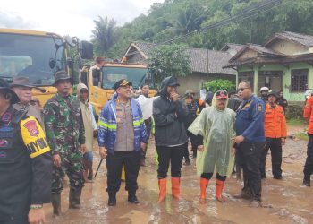 Tiga Alat Berat Diterjunkan untuk Tangani Jalan Raya Palka-Cinangka yang Terputus Akibat Longsor