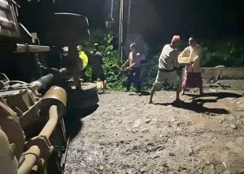 Jalan Rusak, Mobil Boks Muatan Sabun Terjungkal di Lebak