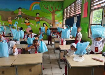Menu Makan Bergizi Gratis, Ratusan Siswa di SDN Sodong 1 Dapat Roti Hingga Kurma