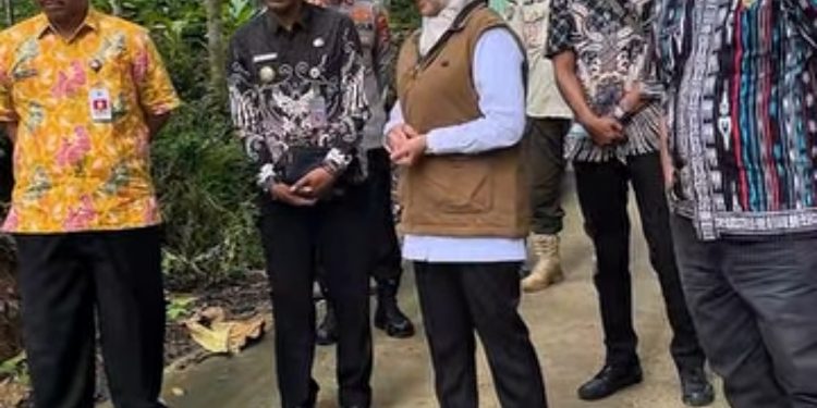 Jalan Poros Desa Banyak yang Rusak, Bupati Pandeglang Kawal Program Gubernur Banten
