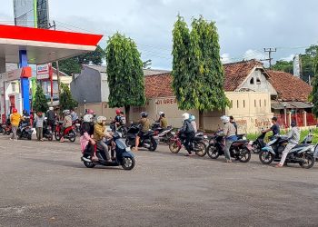 Jelang Lebaran, Warga Antre BBM di SPBU Kadubanen Pandeglang