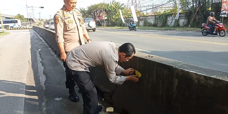 Antisipasi Kecelakaan Saat Arus Balik, Polsek Cikande Pasang Stiker Pantul di Barier