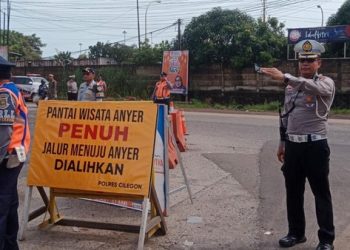 Kawasan Wisata Anyer Penuh, Polda Banten Terapkan Sistem Lalu Lintas Satu Arah