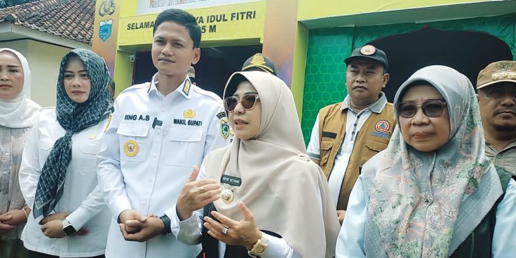 Kunjungi Pantai Carita, Bupati dan Wakil Bupati Pandeglang Terjebak Macet
