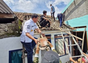 Bupati Tangerang Turun Langsung Renovasi Rumah Warga Tak Layak Huni di Sepatan