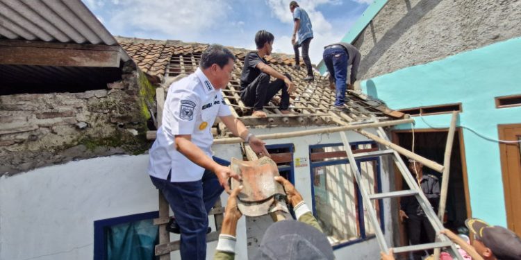 Bupati Tangerang Turun Langsung Renovasi Rumah Warga Tak Layak Huni di Sepatan