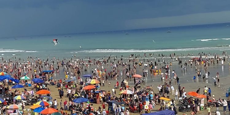 Tips Aman dan Seru Liburan di Pantai Selama Libur Lebaran