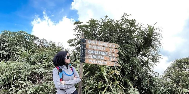 Panduan Trekking Aman dan Memuaskan di Gunung Pulosari Saat Libur Lebaran