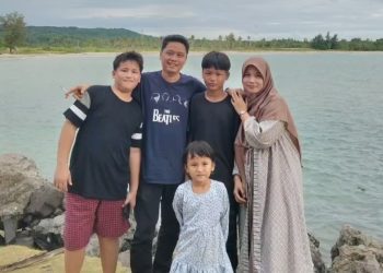 Libur Lebaran, Ketua DPRD Pandeglang Ajak Keluarganya Menikmati Keindahan  Pantai Bugel