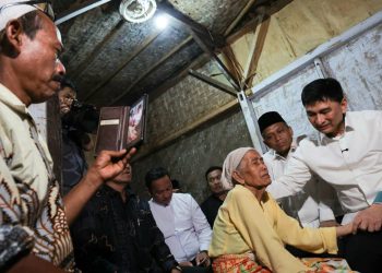 Lihat Rumah Warga Lebak Saat Serahkan Bantuan RTLH, Dimyati Nangis