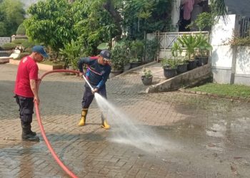 Banjir Surut, BPBD Kota Tangerang Bersihkan Lumpur di Kecamatan Larangan