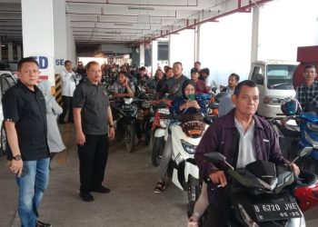Hari Kedua Program Penghapusan Denda dan Tunggakan Pajak, Wajib Pajak Masih Terlihat Ramai di Samsat Kelapadua