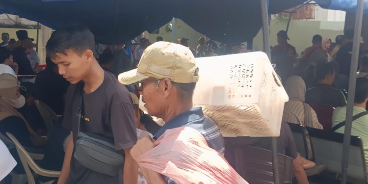 Gozali, Penjual Roti yang Kebanjiran Rezeki di Samsat Cilegon