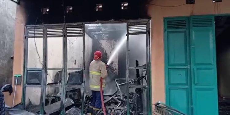 Diduga Korsleting Listrik, Tempat Laundry di Sajira Hangus Terbakar