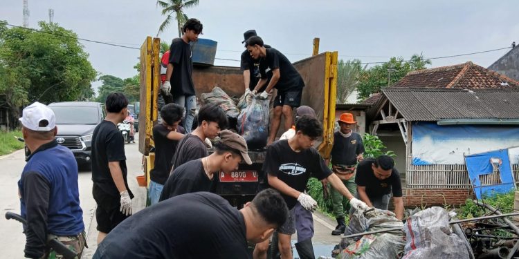 Di Pesisir Utara Kabupaten Tangerang, Kawan Muda 17 Pungut Sampah Hingga Radius 17 Kilometer