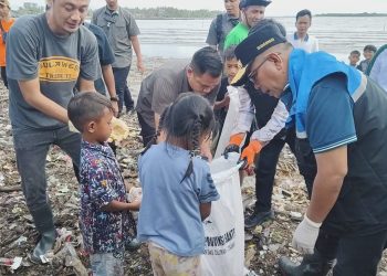 Hari Libur, Gubernur Banten Blusukan Pungut Sampah di Pantai Teluk