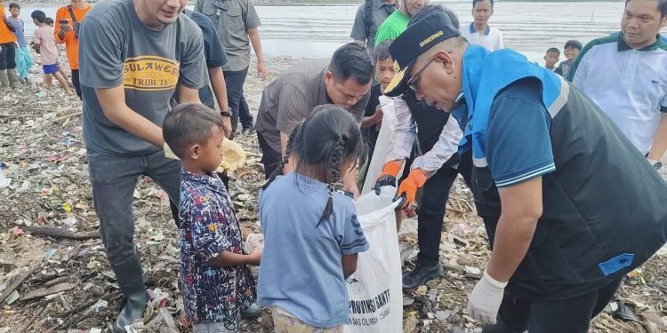 Hari Libur, Gubernur Banten Blusukan Pungut Sampah di Pantai Teluk
