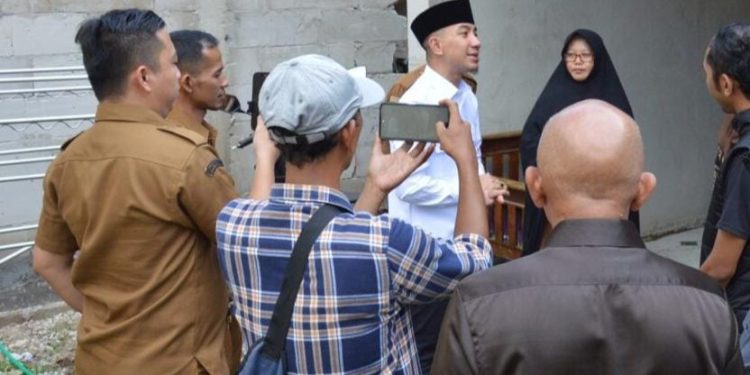 Kunjungi Orang Tua Siswa yang Ganti Meja dan Kursi SDN 2 Pasir Tangkil, Bupati Lebak: Saya Mohon Maaf