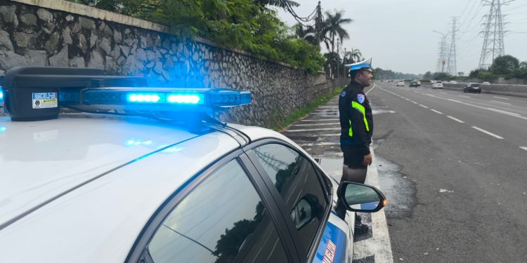 H+2 Lebaran, Satgas Kamseltibcar Monitor Kendaraan di Gerbang Tol Cikupa