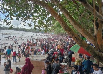 H+3 Lebaran, Lautan Manusia Penuhi Pantai di Banten