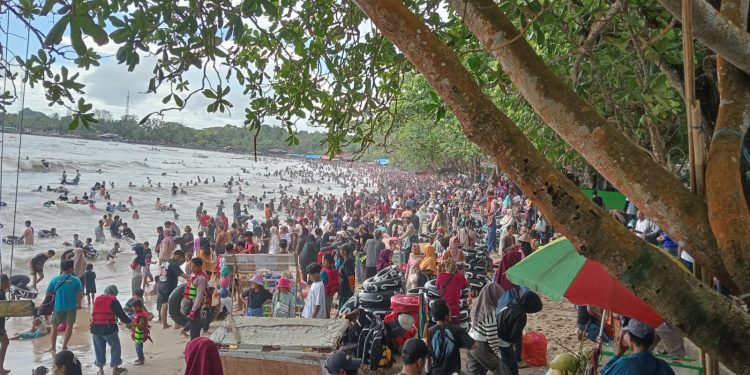 H+3 Lebaran, Lautan Manusia Penuhi Pantai di Banten