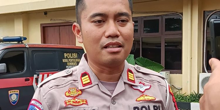 Polres Cilegon Terapkan One Way dan Delaying Sistem Urai Kepadatan Kendaraan Wisatawan di Jalur Anyer