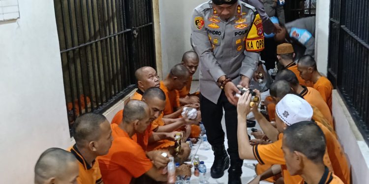 Momen Idul Fitri, Kapolres Serang Gelar Silaturahmi dengan Tahanan