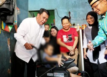 Bupati Tangerang Berikan Kursi Roda Elektrik untuk Bocah Korban Kecelakaan