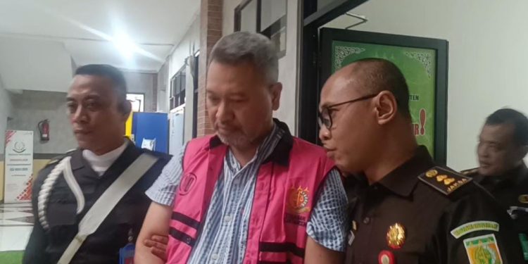 BREAKING NEWS: Kejati Tahan Tersangka Kasus Korupsi Sampah Tangsel Rp 75,9 Miliar