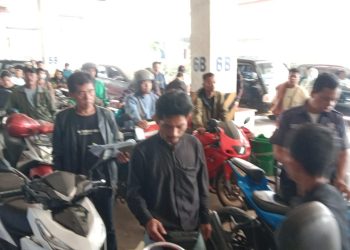 Manfaatkan Pemutihan Denda PKB, Masyarakat Antusias Bayar Pajak di Samsat Kelapa Dua