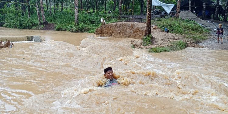 Tak Ada Jembatan, Puluhan Tahun Warga Cibitung Kesulitan Sebrangi Sungai Cibuluh