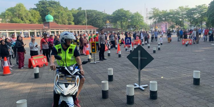 Satlantas Polresta Serang Kota Gelar Keterampilan Berkendara di Alun-alun Barat Kota Serang
