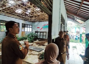 Kunjungi SMP Negeri 2 Cimanuk, Wabup Iing Temukan Ruang Kelas Ditumbuhi Tanaman Liar