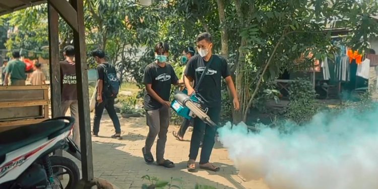 Cegah DBD, Asmara dan Kawan Muda 17 Gelar Fogging di Desa Karanganyar