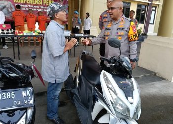 Polres Serang Kembalikan Motor yang Dicuri Badut Jalanan kepada Pemiliknya