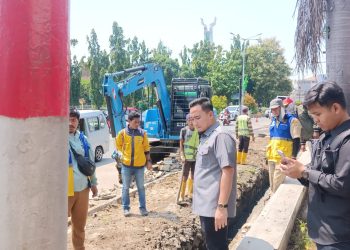 Trotoar dan Drainase di Simpang Tiga Cilegon Dibongkar