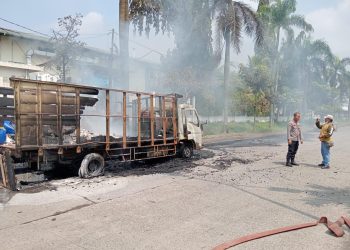 Truk Muatan Cairan Kimia Terbakar di Kawasan Industri Modern Cikande