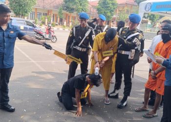 Rekonstruksi Pengeroyokan Warga Hingga Tewas: Oknum TNI AD Hantam Kepala Korban dengan Botol