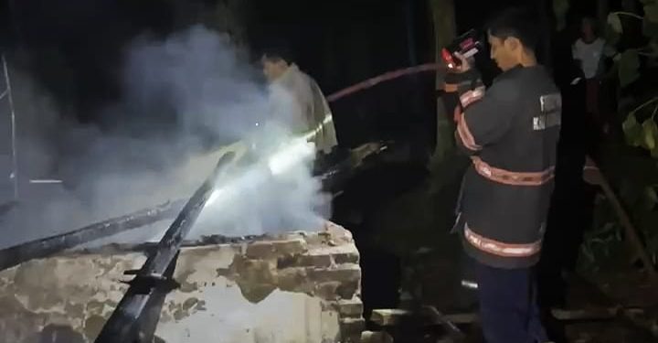 Diduga Korsleting Listrik, Rumah Semi Permanen Terbakar di Perbatasan Lebak-Pandeglang