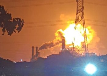 Langit Cilegon Memerah, Warga Resah Akibat Flaring PT Lotte Chemical