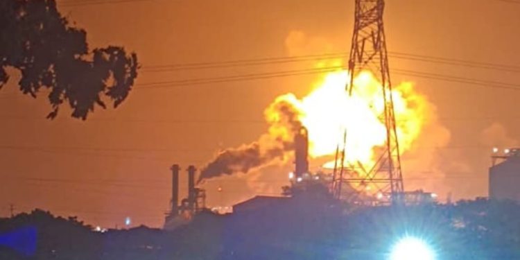 Langit Cilegon Memerah, Warga Resah Akibat Flaring PT Lotte Chemical