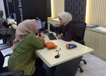 Petugas BRI Rangkasbitung tengah melayani nasabah