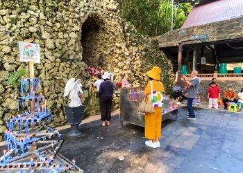 Umat Kristiani Berdoa Bersama di Gua Maria Bukit Kanada Rangkasbitung saat Peringatan Kenaikan Isa Almasih