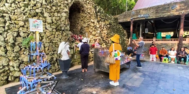Umat Kristiani Berdoa Bersama di Gua Maria Bukit Kanada Rangkasbitung saat Peringatan Kenaikan Isa Almasih