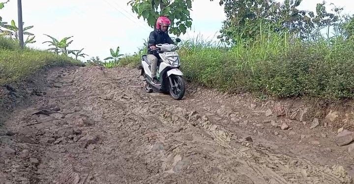 45 Tahun Jalan Rusak Parah, Ketua RT Tantang Bupati Pandeglang dan Gubernur Banten Kunjungi Kampungnya