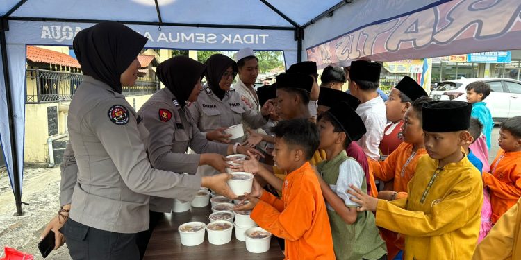 Perkuat Citra Humanis, Anggota Polwan Bagikan 100 Nasi Box Gratis