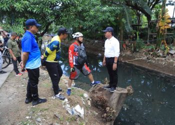 Walikota Tangerang Pantau Masyarakat yang Bersihkan Kali Sipon