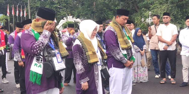 Tangis Haru Iringi Pemberangkatan Jemaah Haji Asal Kabupaten Serang