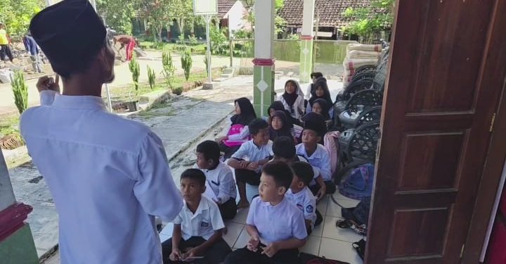 Kekurangan Ruang Kelas, Siswa SD di Pandeglang Terpaksa Belajar Lesehan