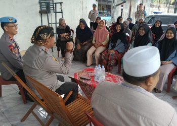 Temui Emak-emak di Kragilan, Kapolres Serang Dapat Keluhan Maraknya Calo Tenaga Kerja